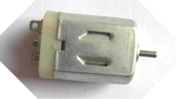 玩具直流小電機(jī)上的104的小電容有什么作用？為什么加瓷片電容？深圳小電機(jī)廠家為您揭秘: